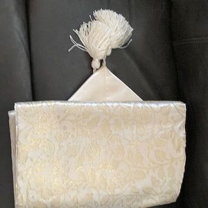 Cloth tablerunner, 70” polyester, metallic & nylon